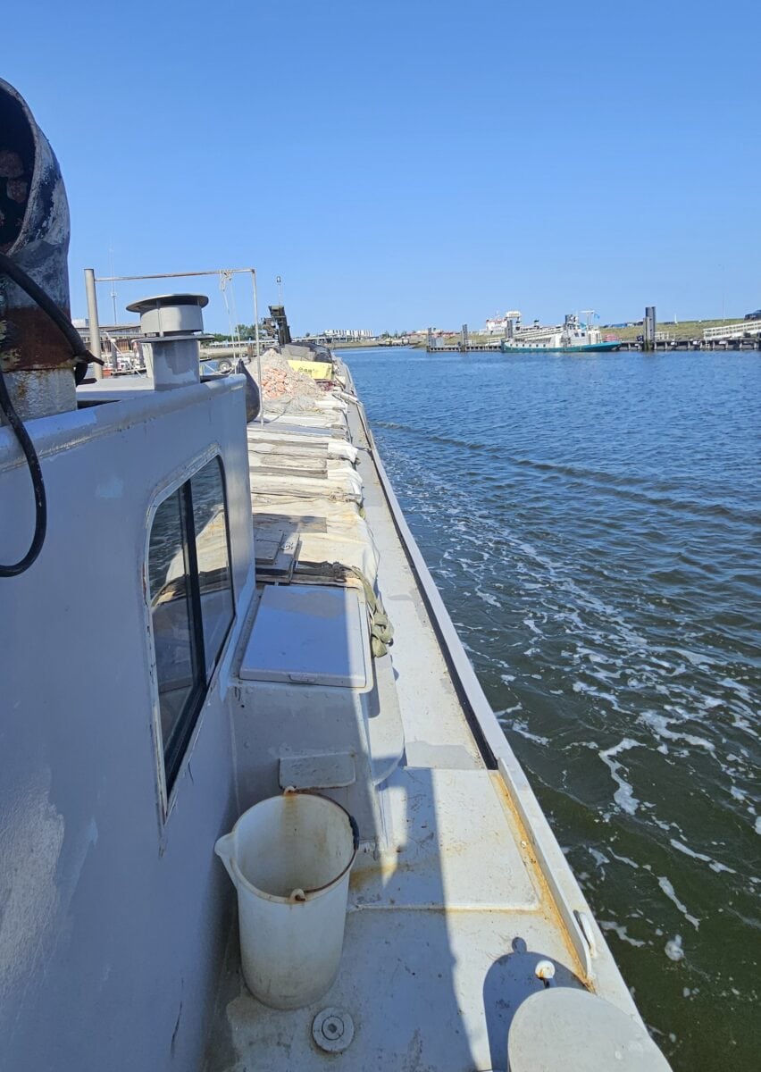Binnenvaartschip op de Waddenzee