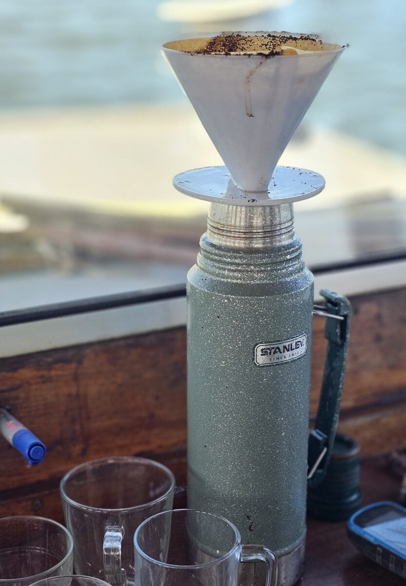 Koffie aan boord van een vissersboot