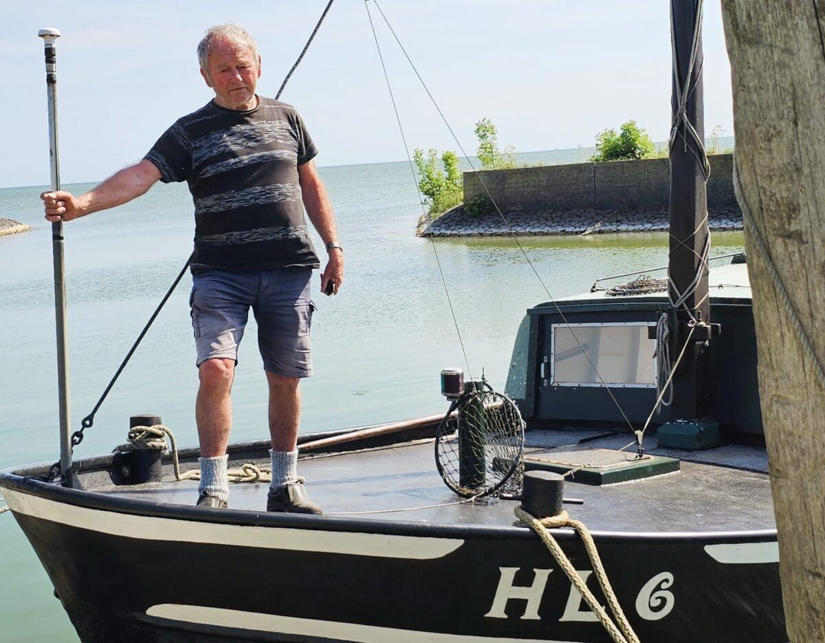 Visser Jan de Vries in de haven van Laaksum