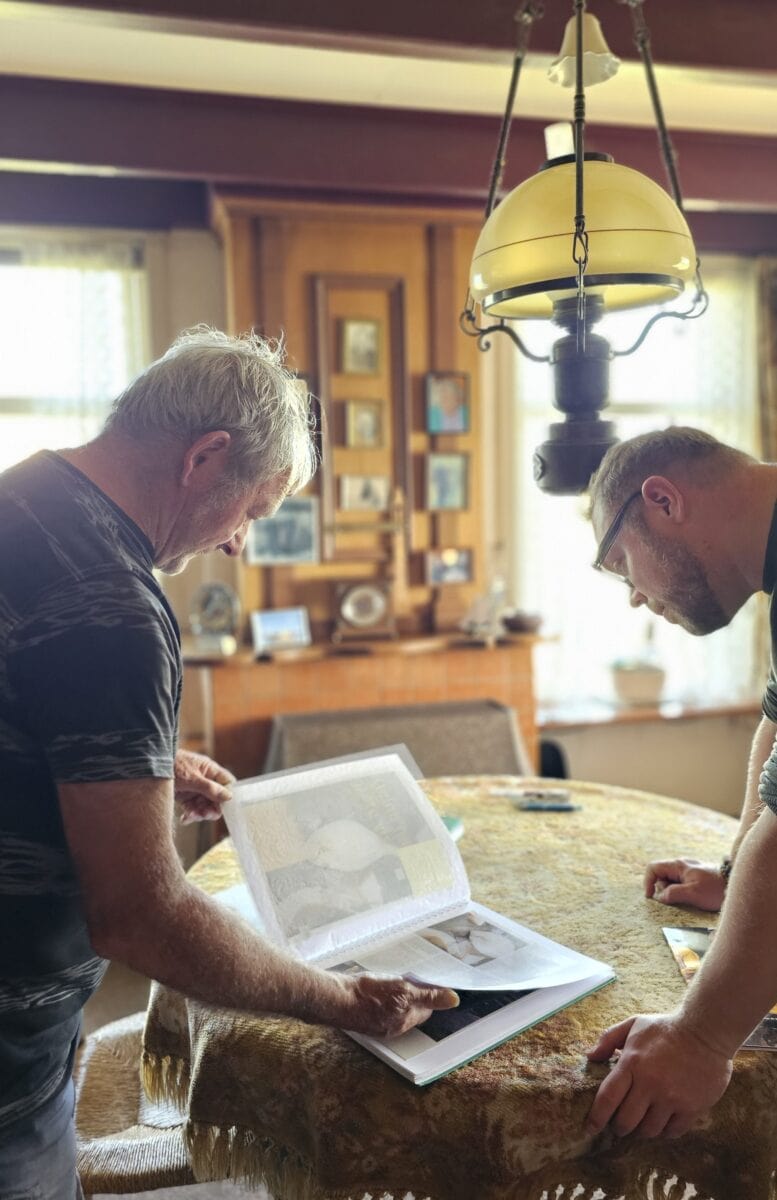 Jan de Vries en Bas Erkens bekijken oude foto's in het Friese Laaksum