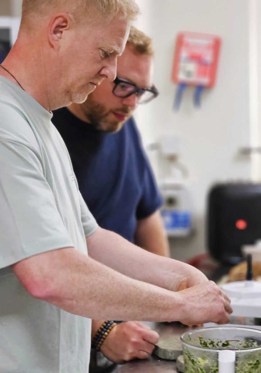 Chef Jouke-Piet Drijfhout en Bas Erkens in de keuken