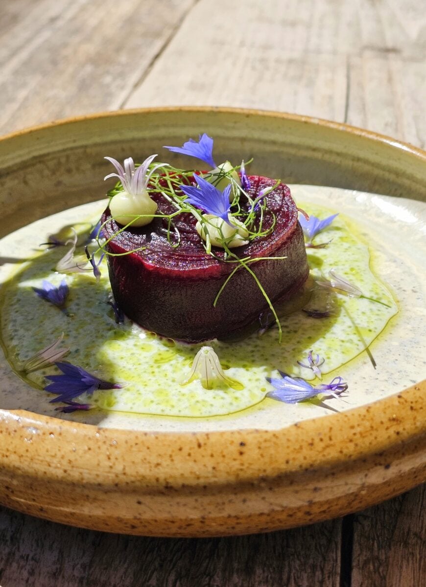 Gerecht met rode biet bij Salie