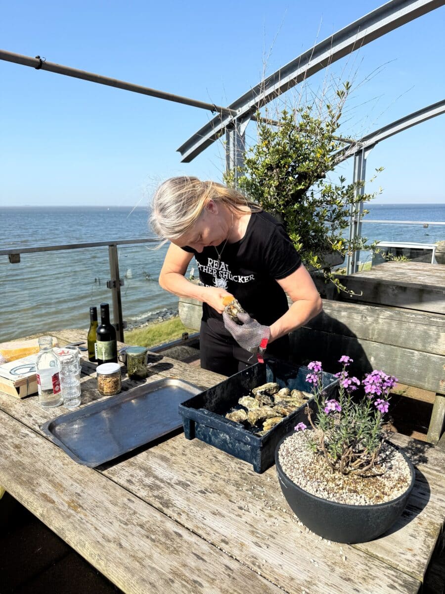 Barbara van Wilde Wadoesters met verse oesters