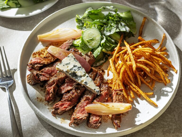 Bavette met roquefort, pommes allumettes en salade