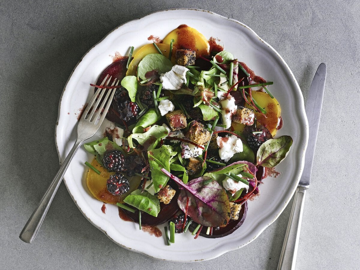 Salade van rode en gele bietjes, sla, bramen, croutons en geitenkaas