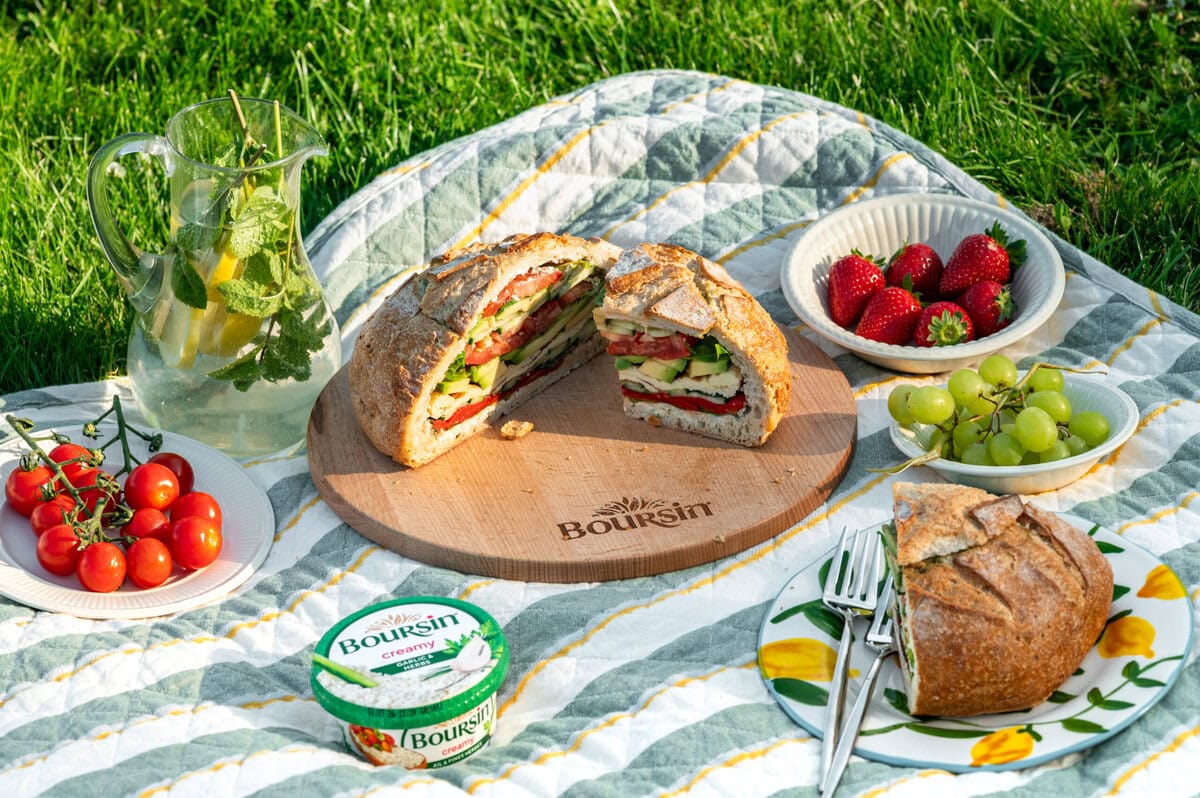 Boursin picknick met brood en groenten en fruit