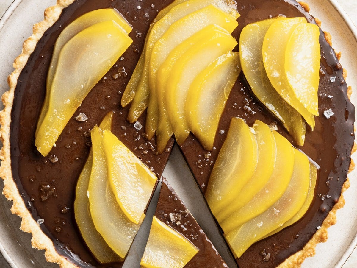 Chocoladetaart met in een waaiertje saffraanperen erop