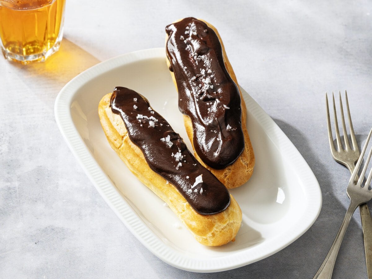 Twee eclairs op een bordje
