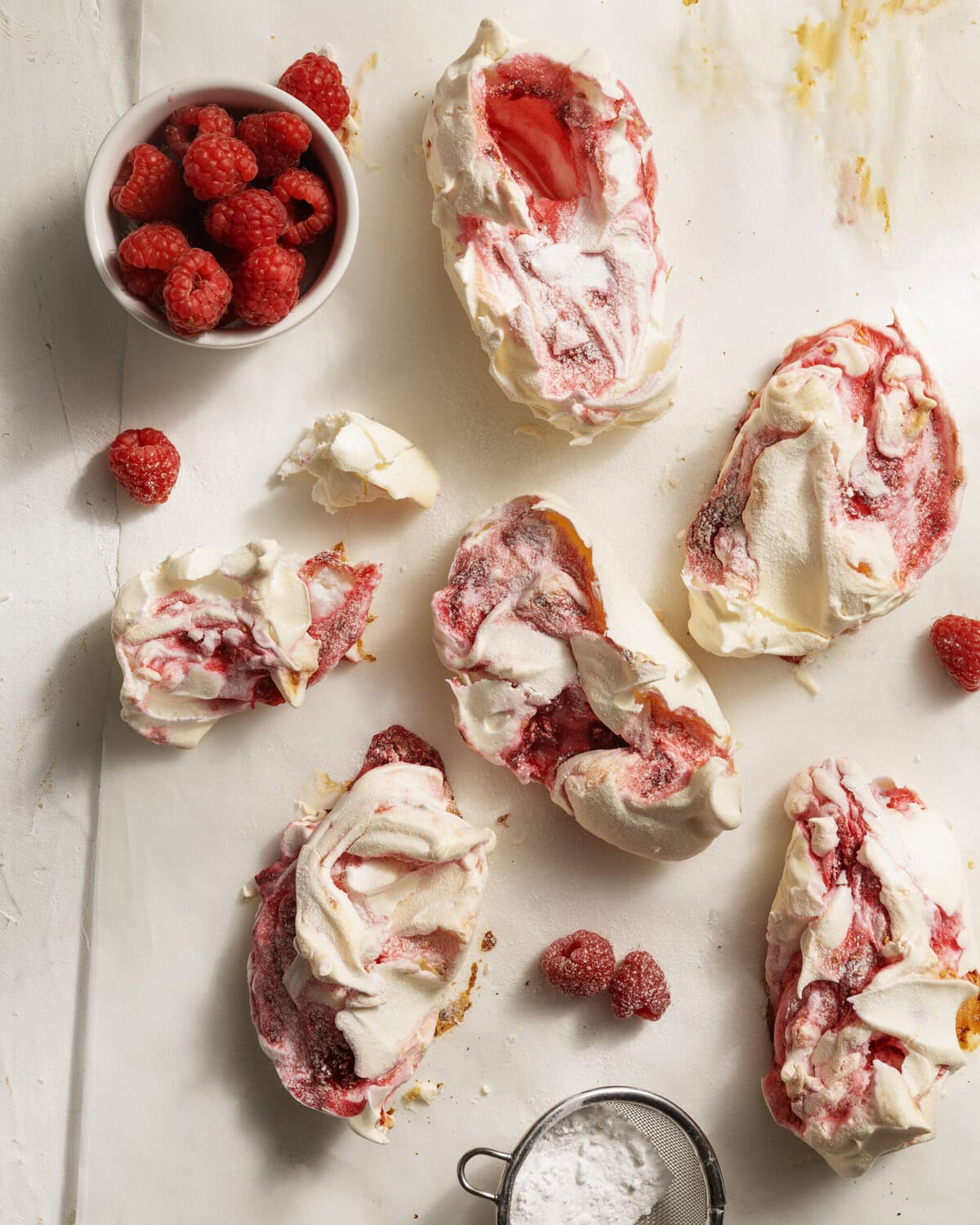 Frambozenmeringues met poedersuiker erover