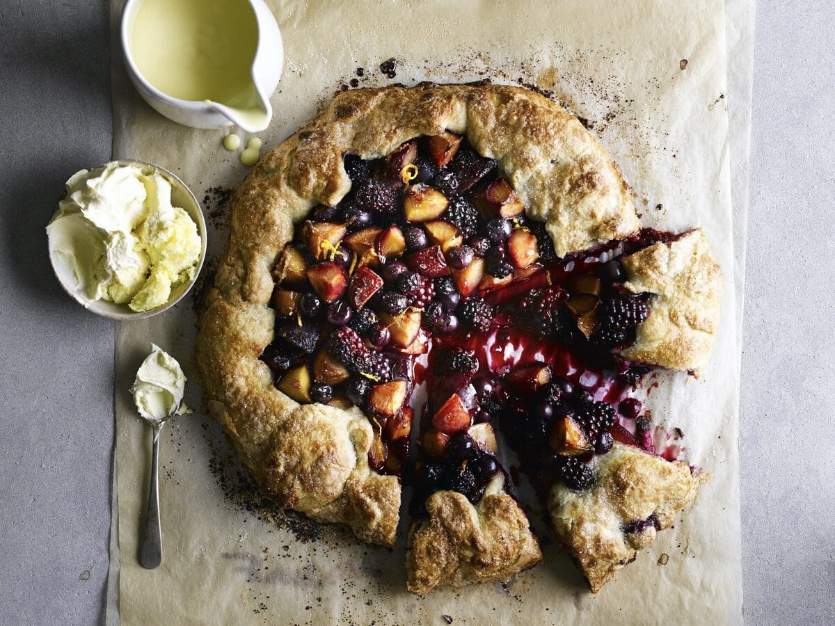 Galette met zomerfruit, geserveerd met vanille-ijs en slagroom