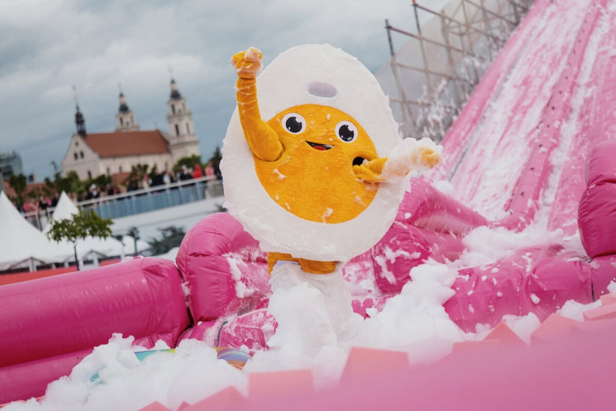 Glijbaan met schuim tijdens festival in Vilnius