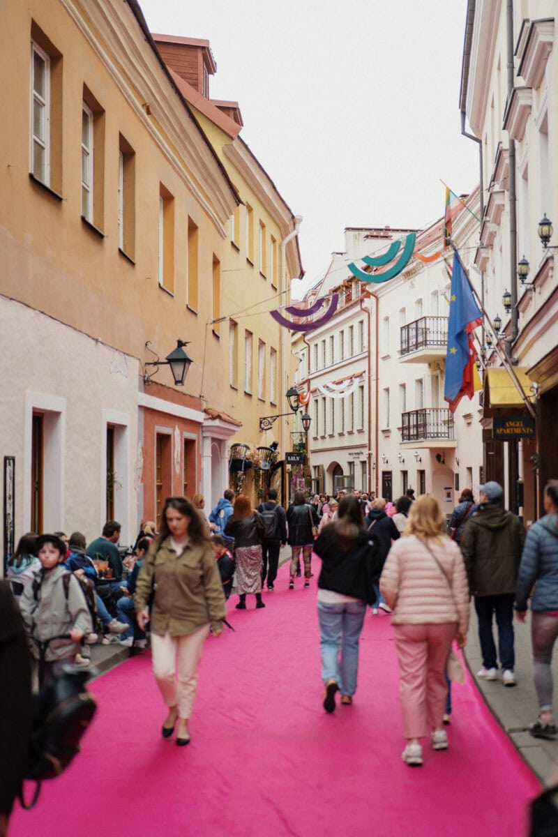 Roze straten in het centrum van Vilnius tijdens Pink Soup Fest