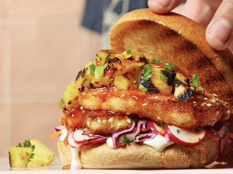 Hot honey halloumiburger met ananassalsa