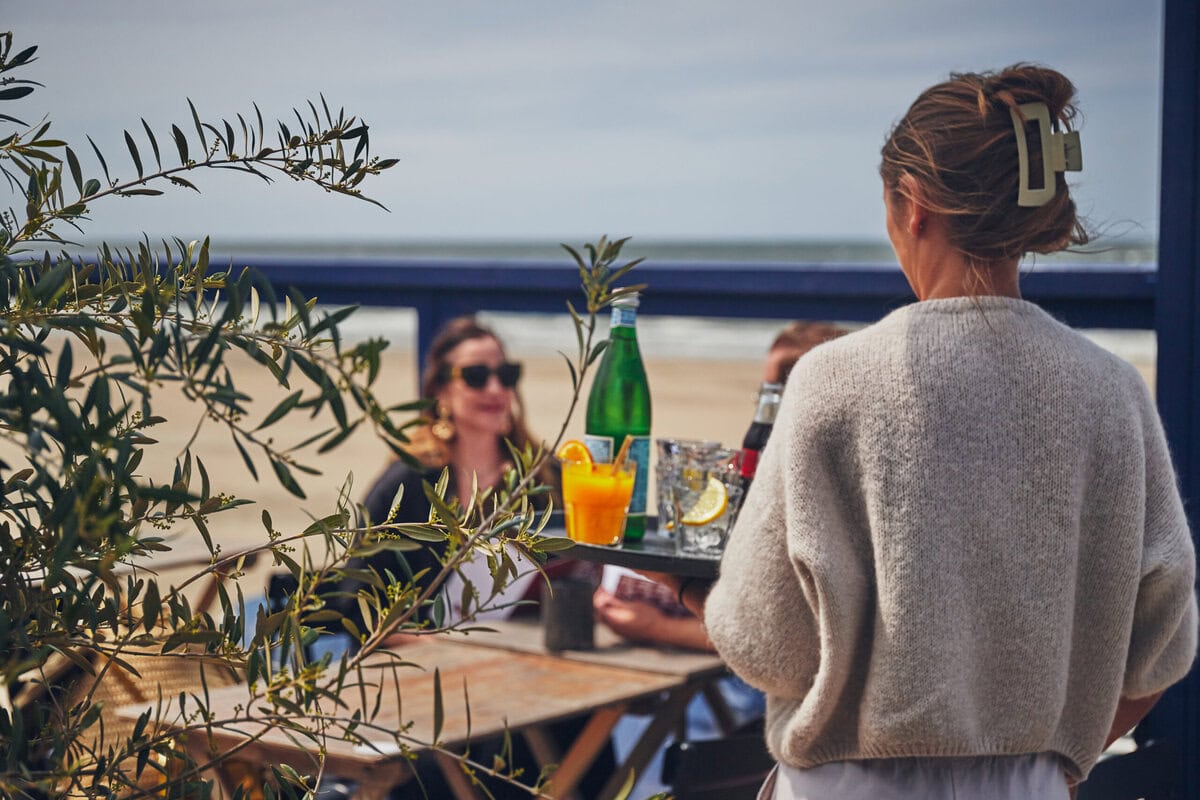 Terras van een restaurant aan het strand in Noordwijk