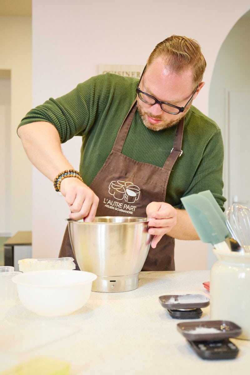 Bas Erkens bakt een lokale cake in de Franse regio Vendée