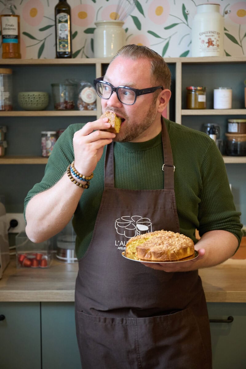 Bas Erkens eet cake bij L'Autre Part in Les Sables d'Olonne
