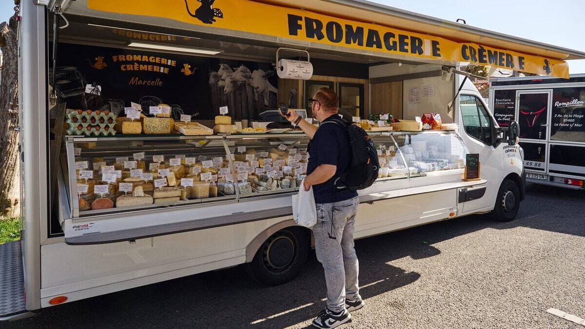Bas Erkens bij een marktkraam in de Franse regio Vendée