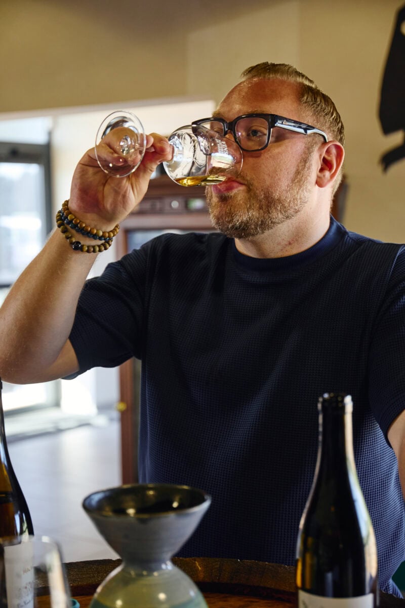Bas Erkens drinkt wijn in de Franse regio Vendée