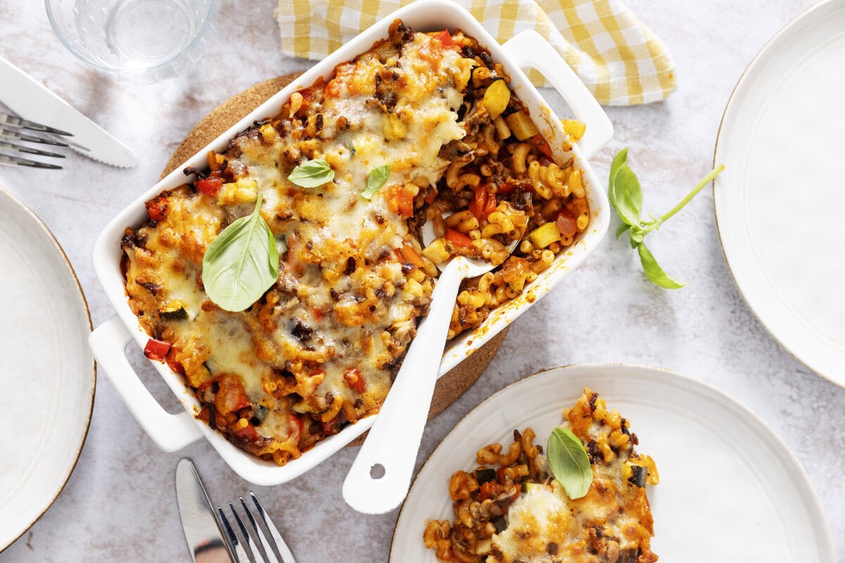 Macaroni in een ovenschaal met gesmolten mozzarella erover