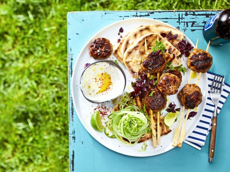Mediterrane gehaktballetjes van de BBQ met limoenyoghurt