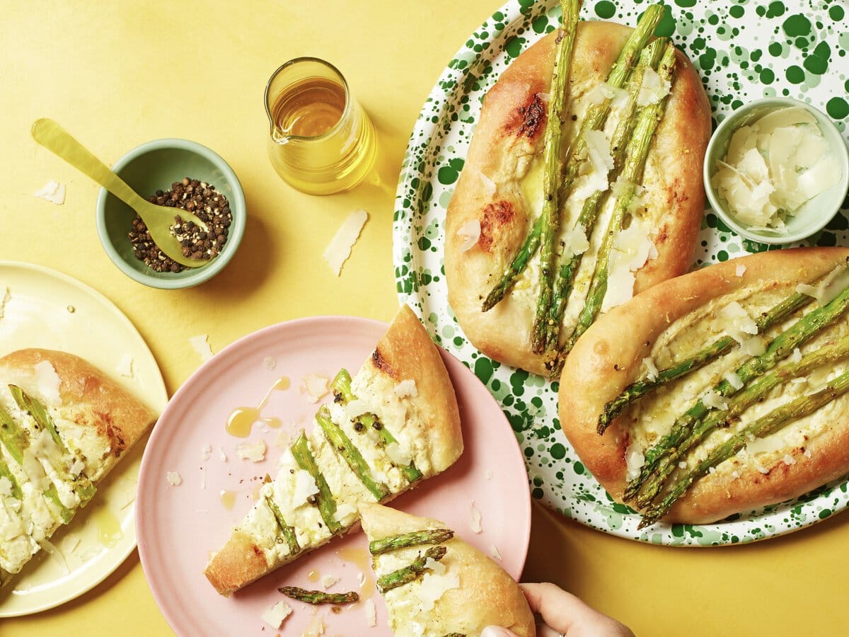 Minipizza’s met ricotta en groene asperges met daarover parmezaan flakes