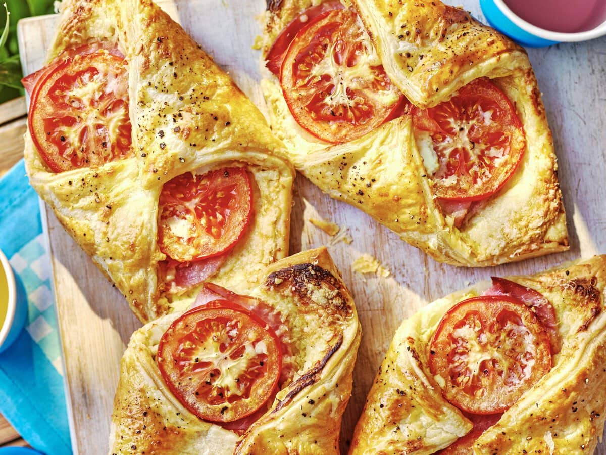 Pizzabroodjes van bladerdeeg met kaas, tomaat en ham