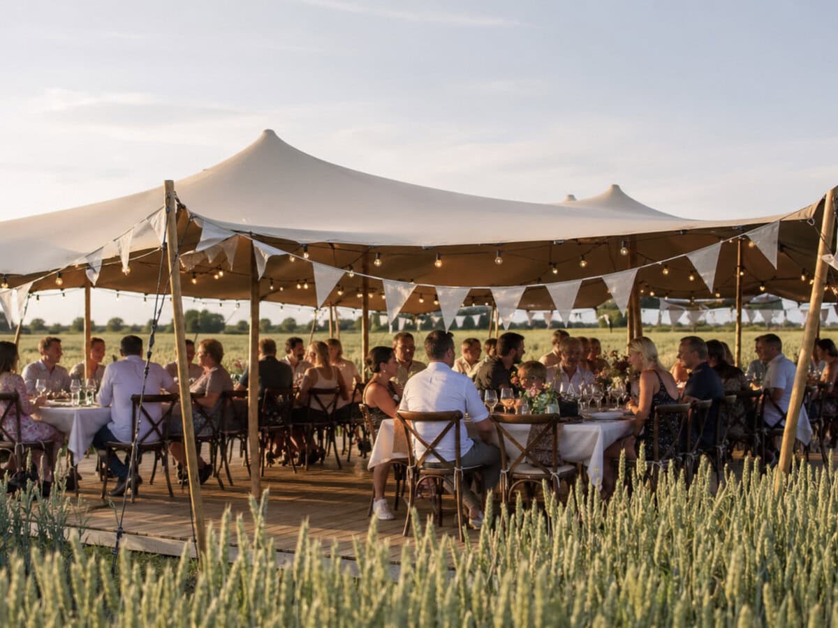 Pop up graandiner met mensen aan tafel in het weiland