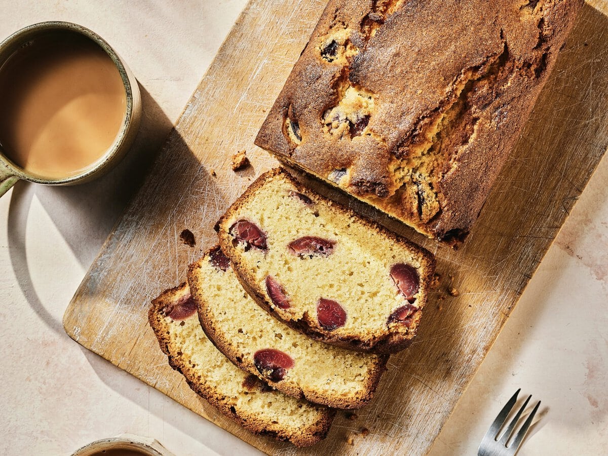Smeuïge cake met kersen in plakjes gesneden