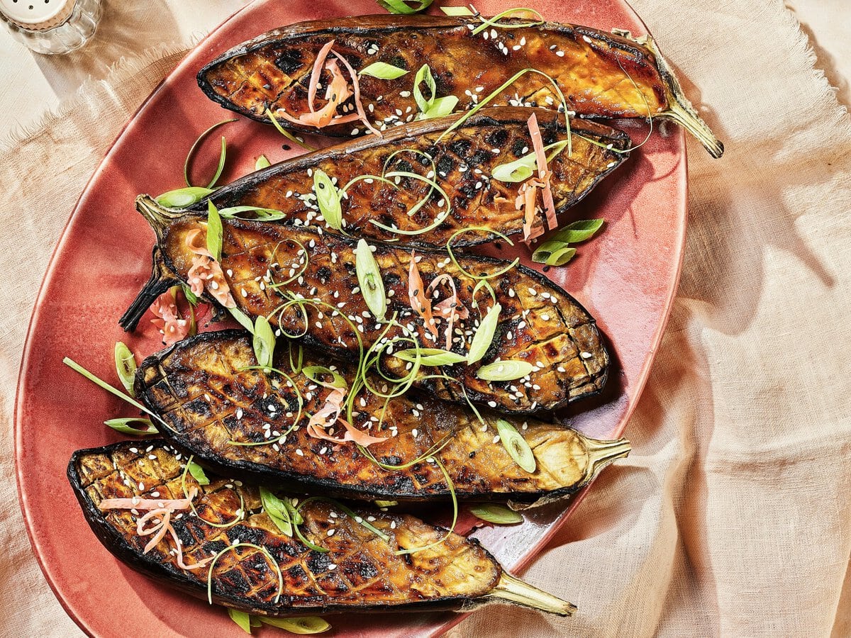 Sticky miso-gemberaubergine met lente-ui, wit en zwart sesamzaad