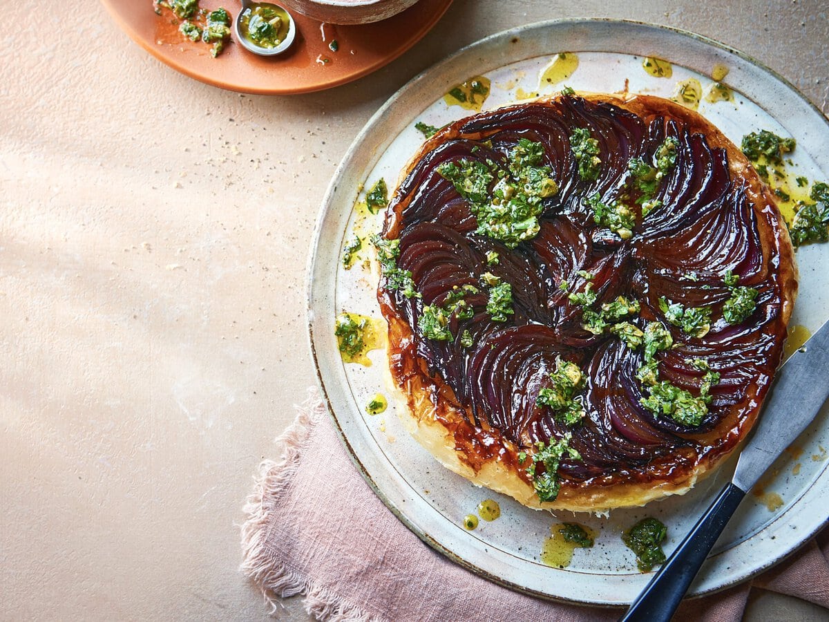 Tarte tatin van gekarameliseerde uien, met salsa verde