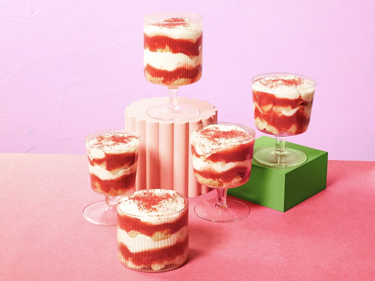 5 glaasjes tiramisu met laagjes aardbeien en vlierbloesem, mascarpone en langevingers
