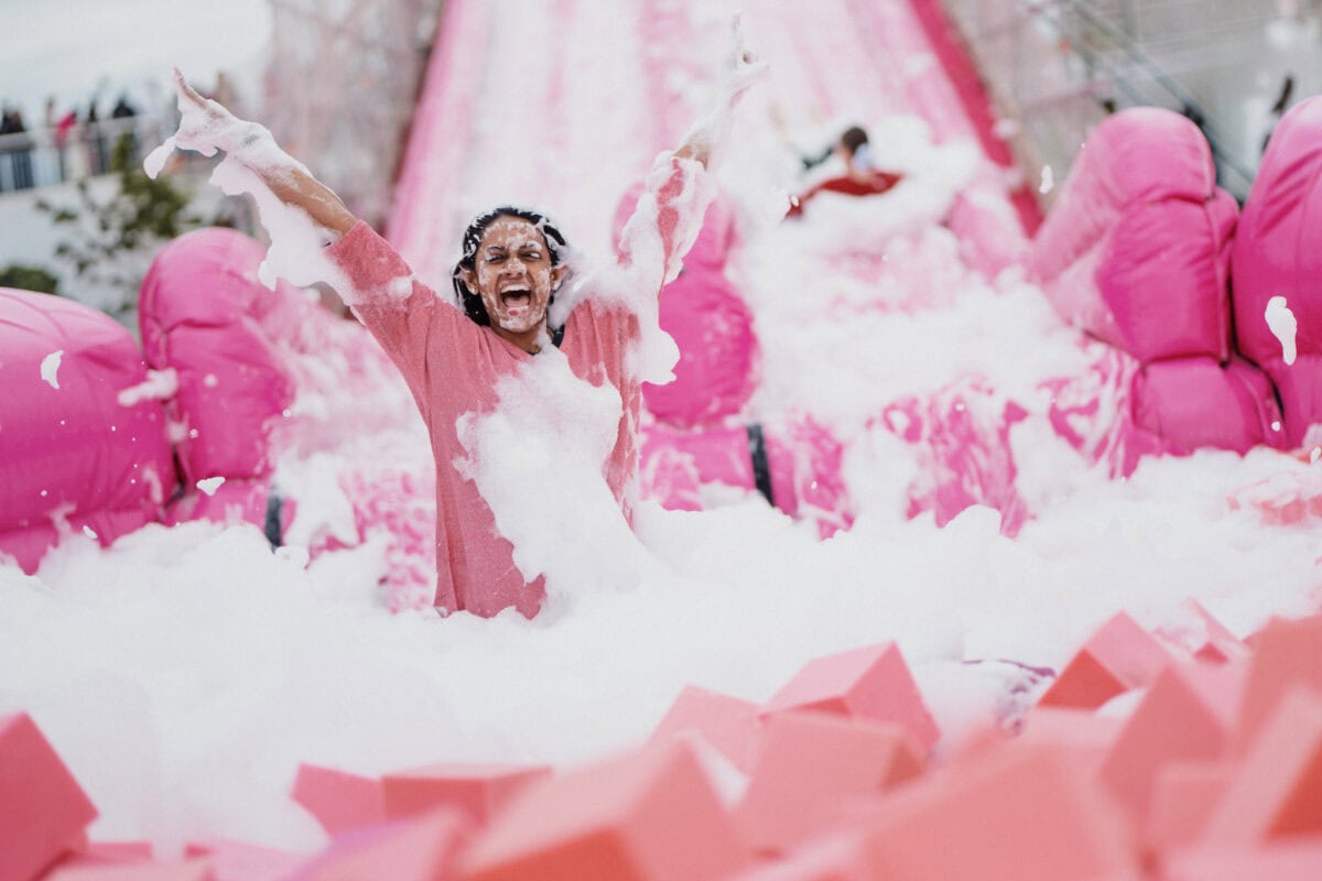 Glijbaan met schuim tijdens Pink Soup Fest in Vilnius