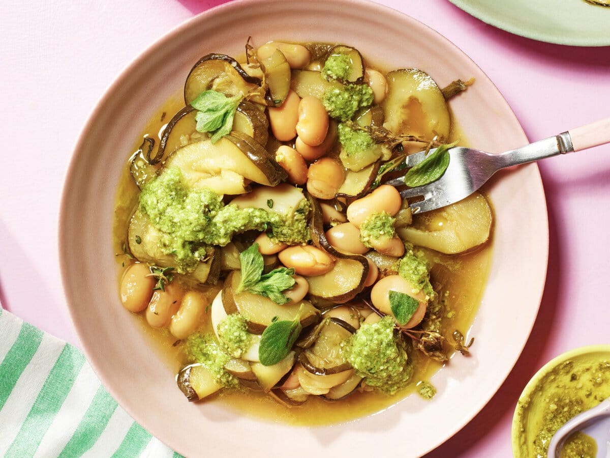 Zomerse stoof met courgette, bonen en pesto
