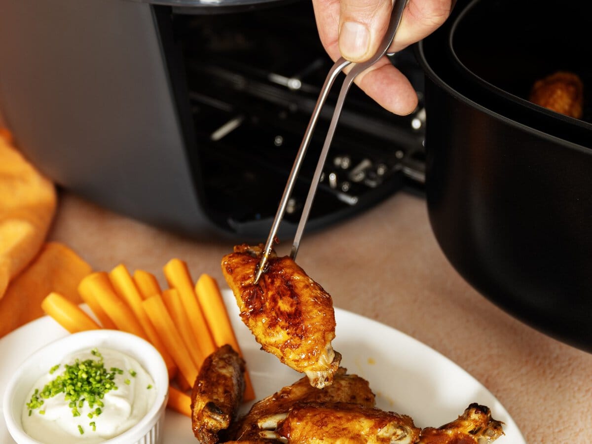 oranje chicken wings worden uit airfryer gehaald
