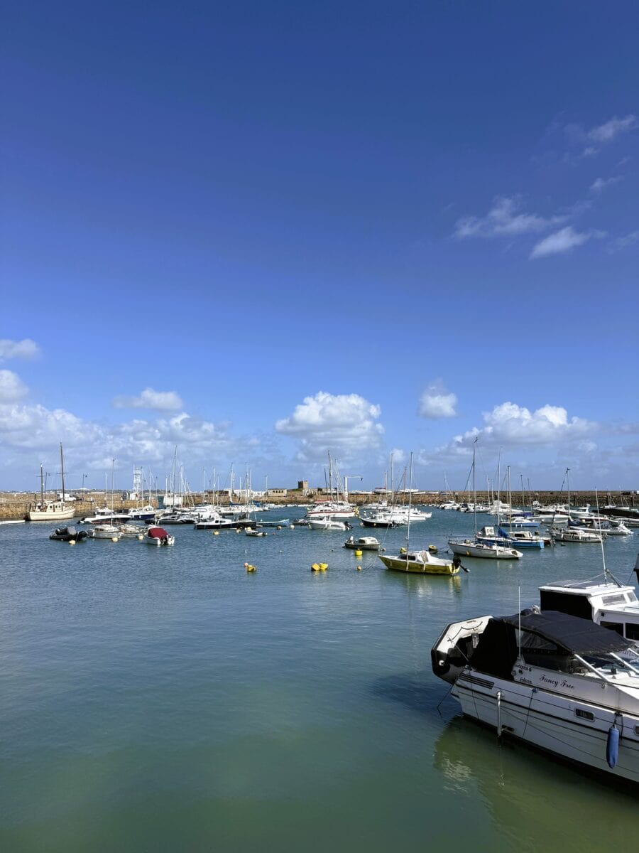 Haven van St. Aubin tijdens vloed