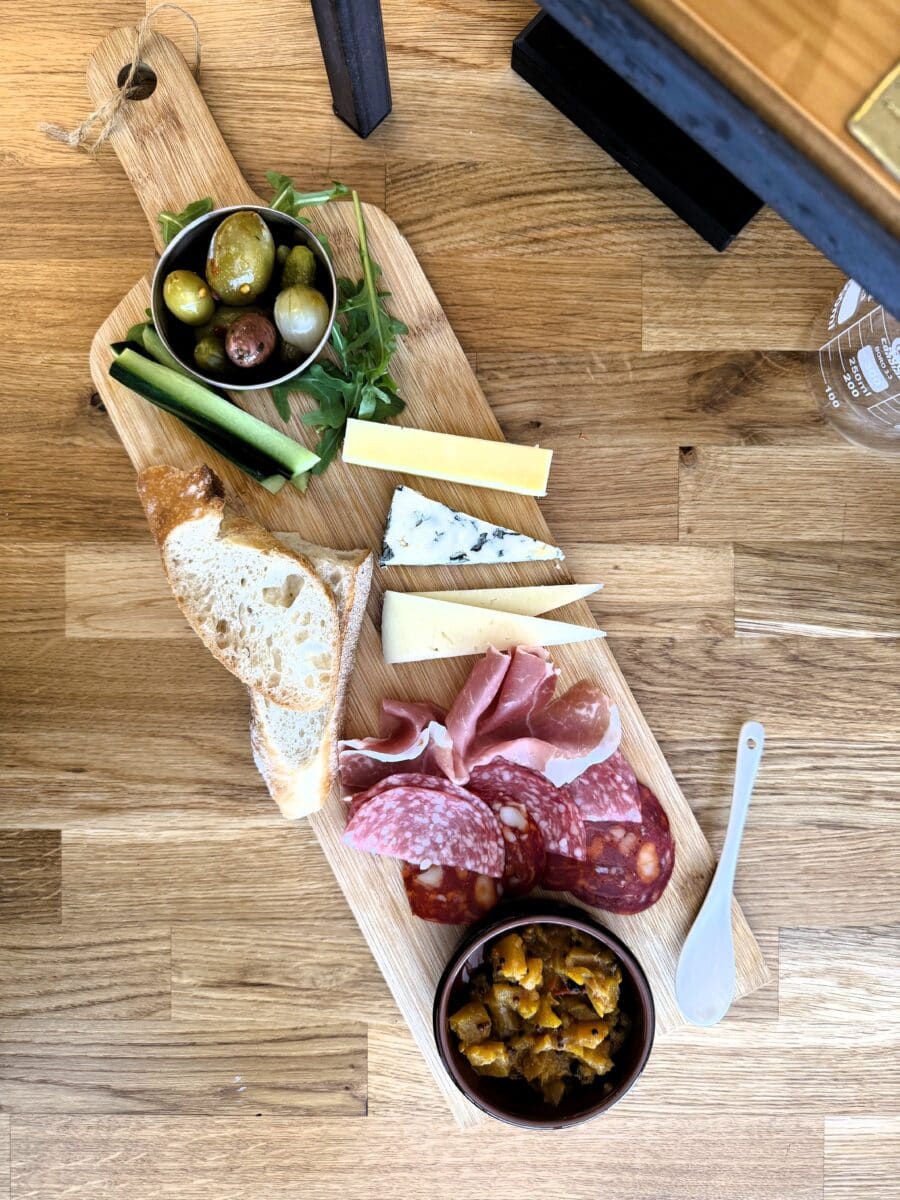 Borrelplank bij La Côte Distillery Jersey