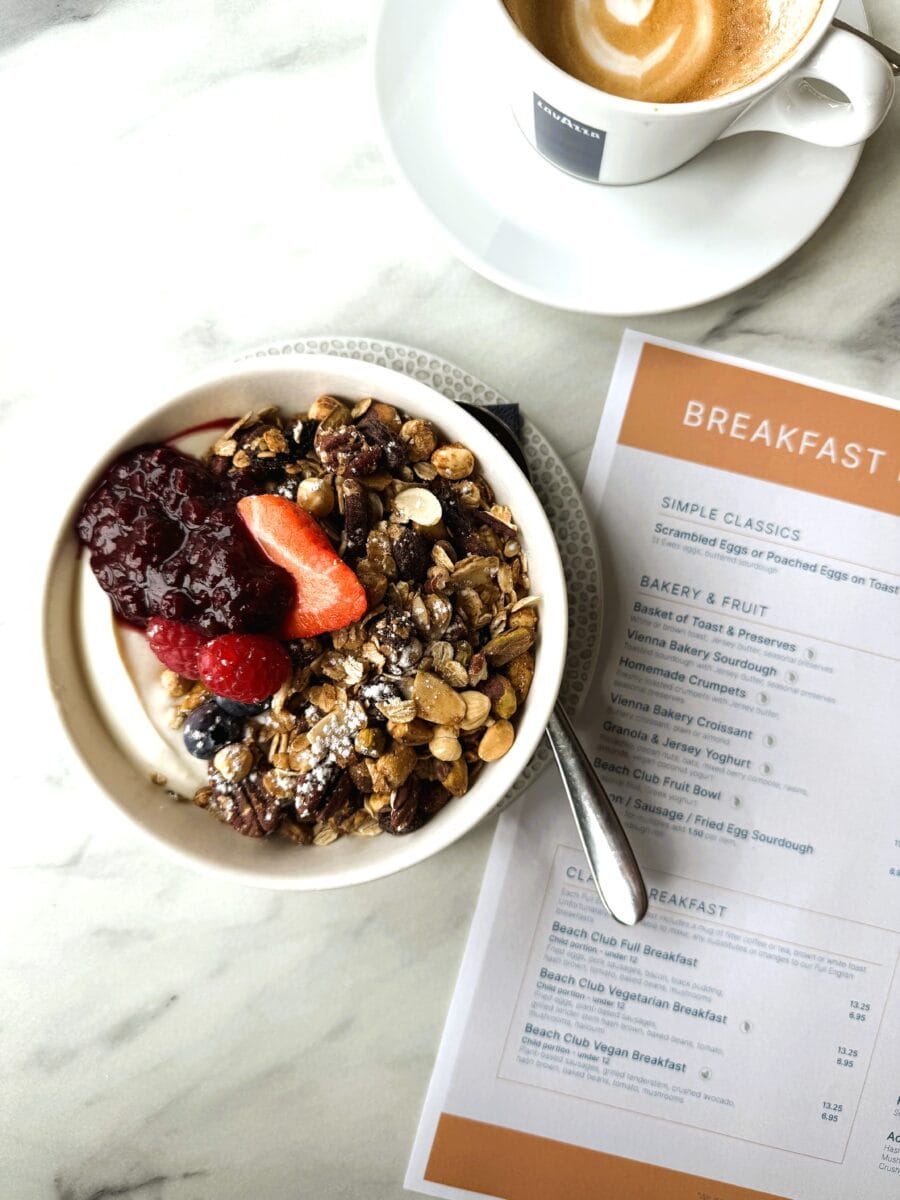 Granola met yoghurt en fruit
