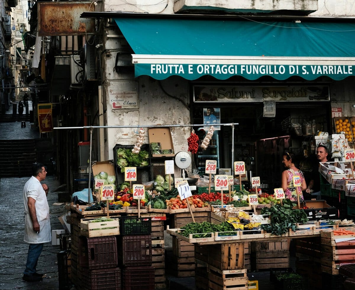 Winkel met groente en fruit in Napels