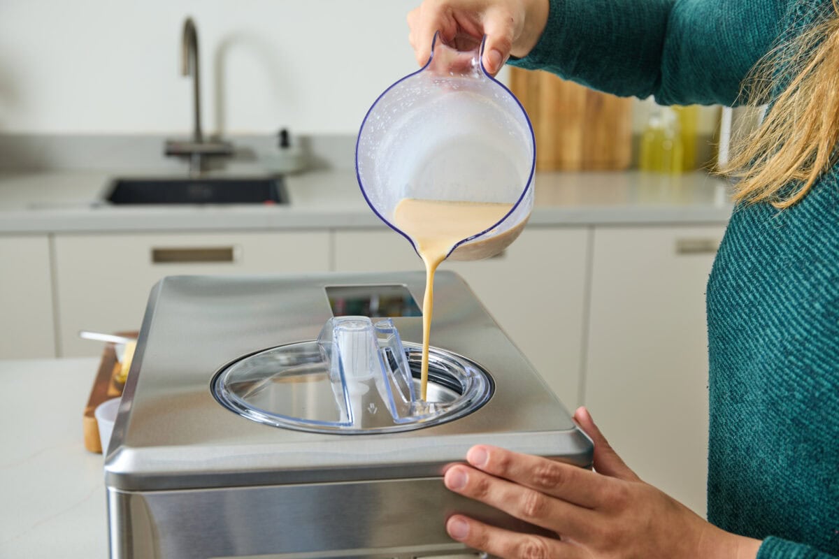 ijs wordt in ijsmachine gegoten