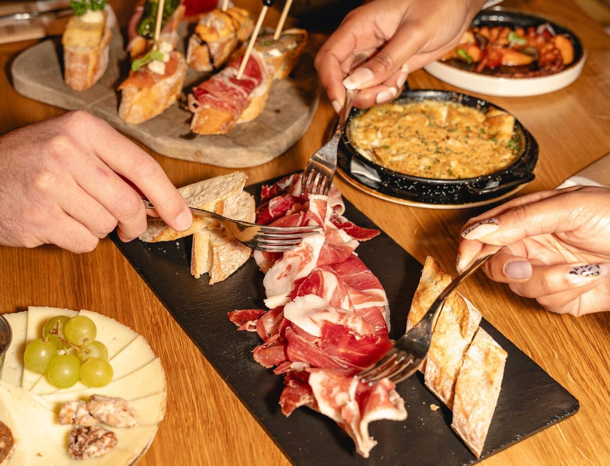 Tafel vol met tapas
