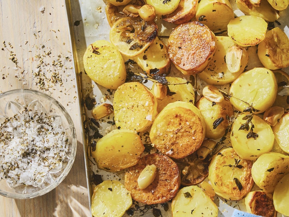 Ovenschaal met aardappelschijfjes met citroen, knoflook en oreganozout