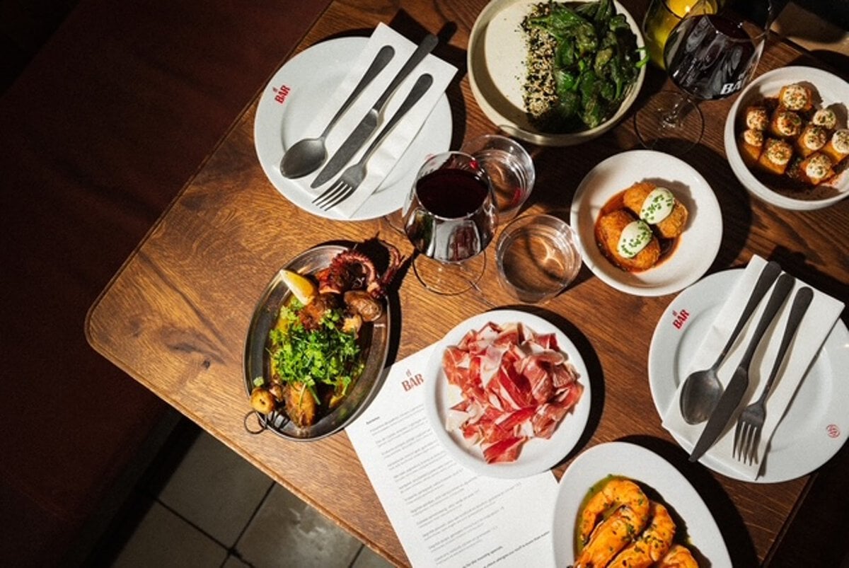 Tafel met tapas, zoals ham en garnalen