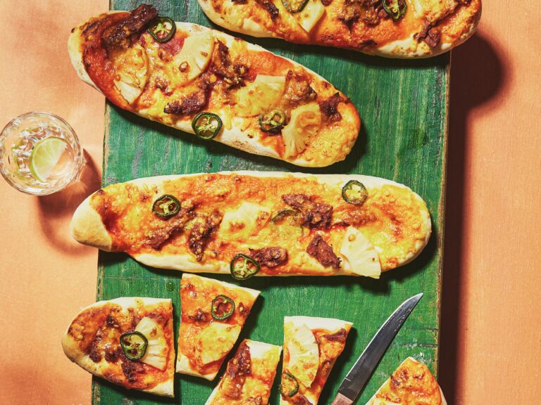 BBQ flatbread met pulled bbq-stukjes en ananas