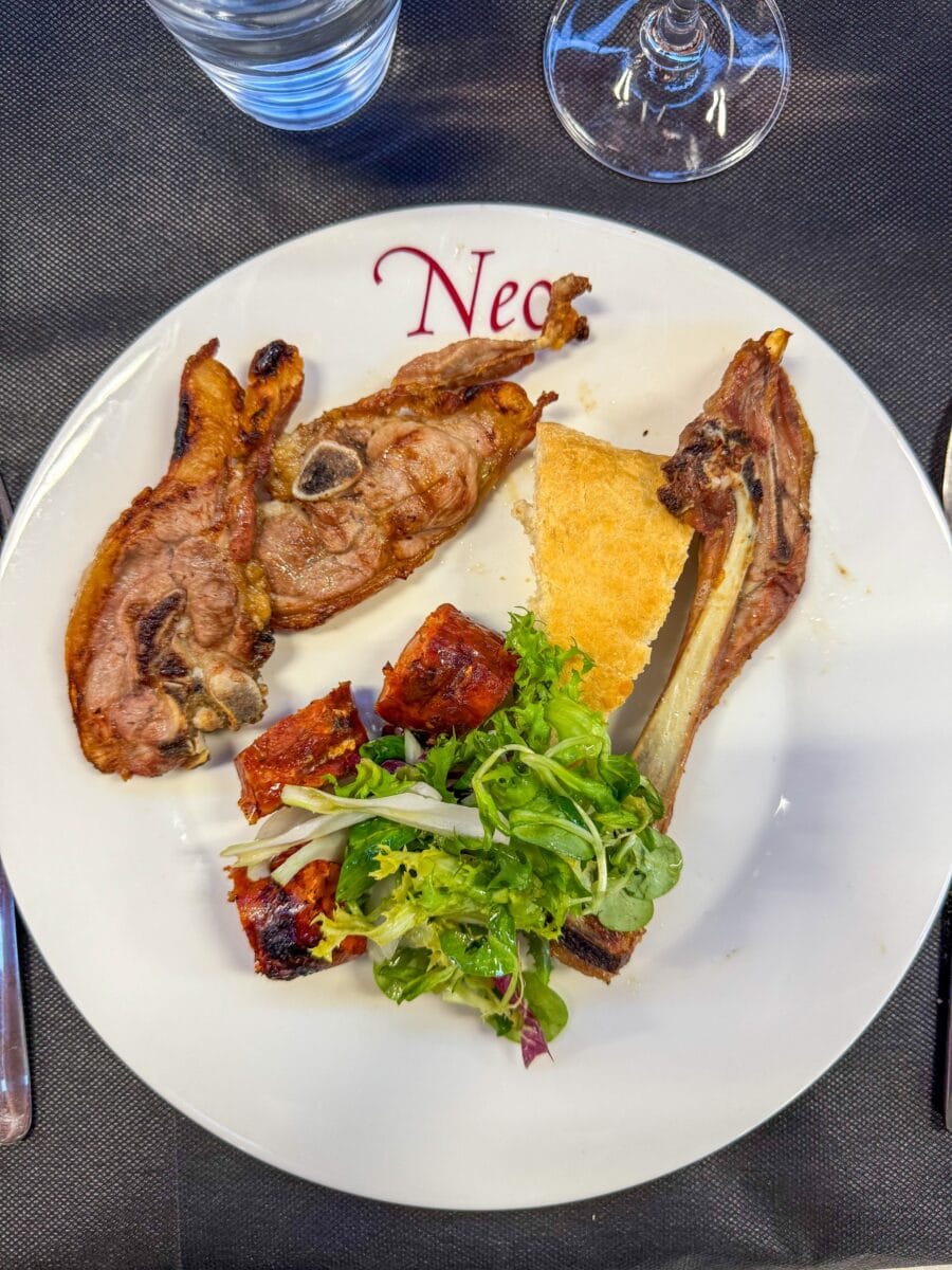 Bord met eten bij NEO Wineries