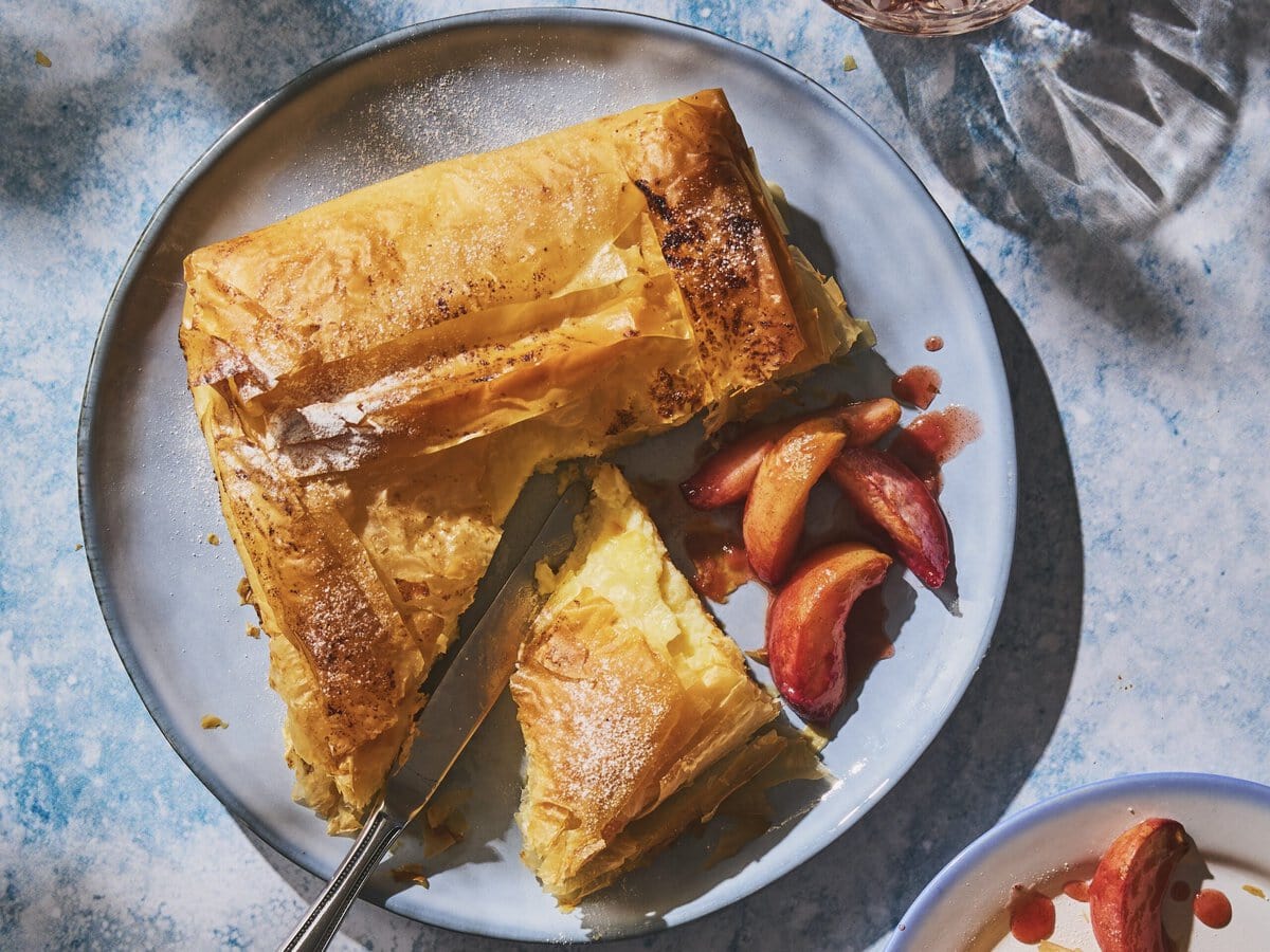 Bougatsa, filodeegtaart met custardvulling, geserveerd met perzik