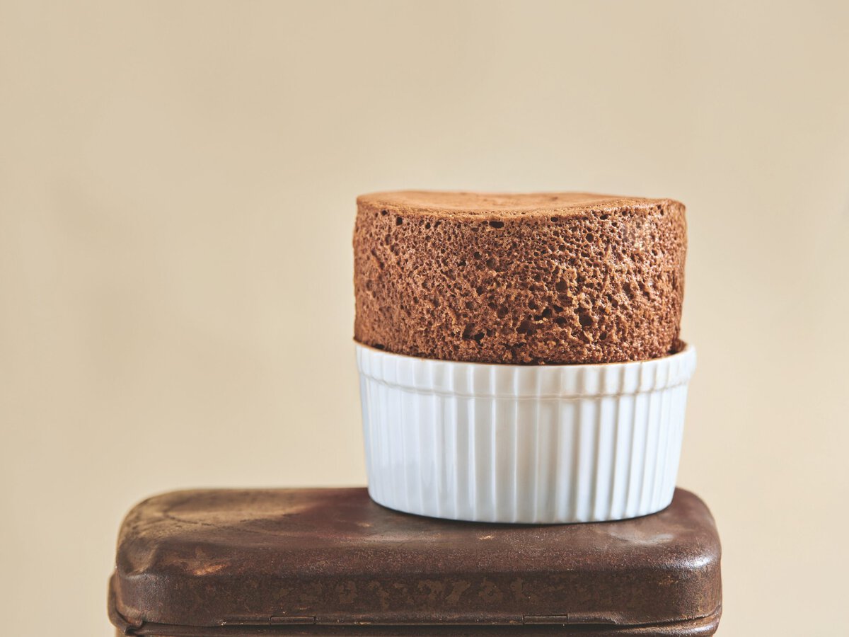 Chocoladesoufflé in witte rameskin