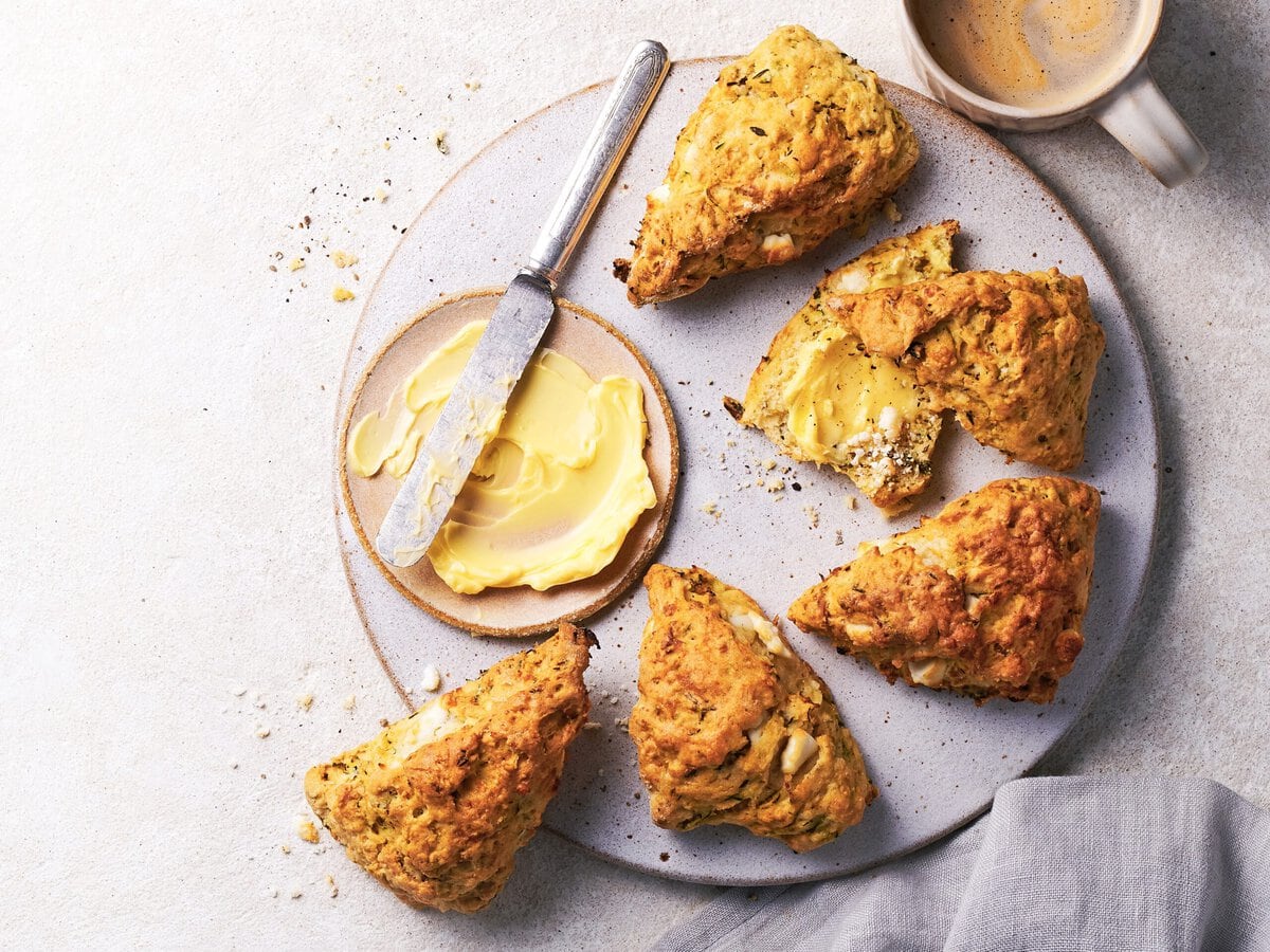 Courgette-fetascones met tijm, geserveerd met boter