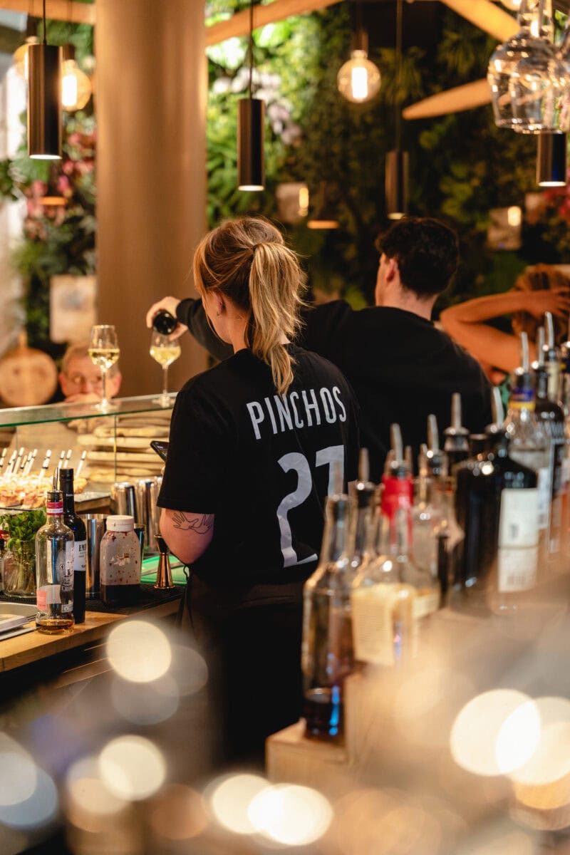 Bar met mensen in Rotterdam