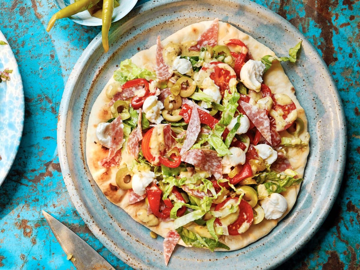 Flatbread met een salade van mozzarella, paprika, olijf, salami en sla