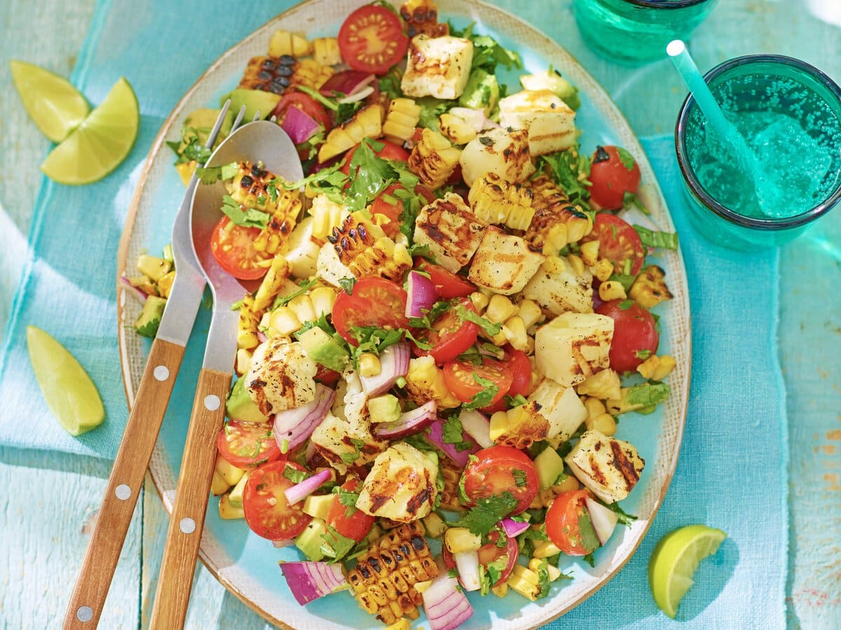 Salade met onder andere gegrilde mais, halloumi en tomaat